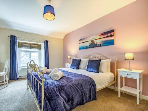 een slaapkamer met een groot bed en een raam bij 2 Bed in Cockermouth 87481 in Cockermouth