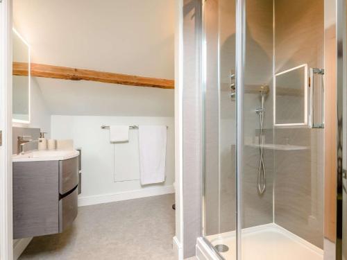 W łazience znajduje się prysznic i umywalka. w obiekcie 5 Bed in Carlisle 87447 w mieście Scotby