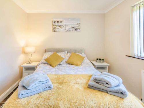Tempat tidur dalam kamar di 2 bed in Mablethorpe 87801