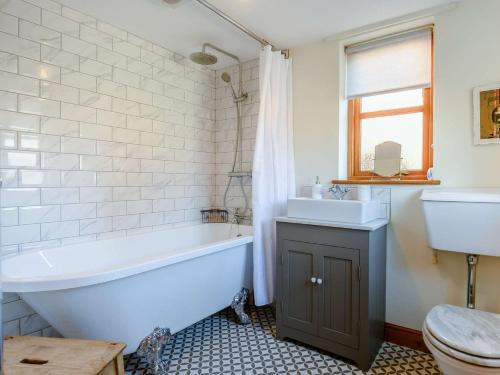 y baño con bañera, lavabo y aseo. en 3 bed property in Mattishall 88569 en Yaxham