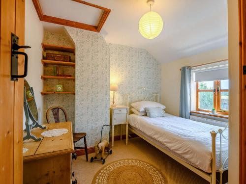 - une chambre avec un lit, un bureau et une fenêtre dans l'établissement 3 bed property in Mattishall 88569, à Yaxham