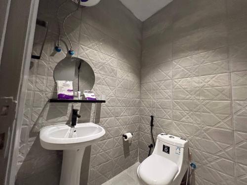 mała łazienka z umywalką i toaletą w obiekcie استديو حطين أنيق مقابل البوليفارد مدخل خاص w Rijadzie