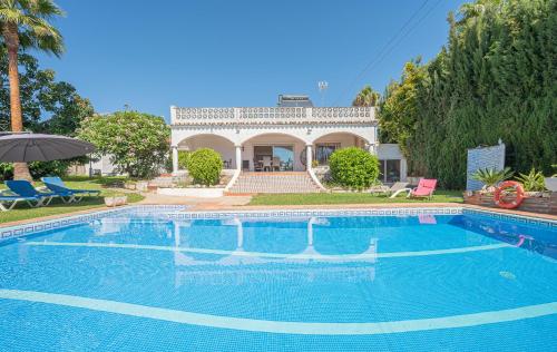Bazén v ubytovaní Marbella beautiful renovated villa 5 bedrooms, 3 bathrooms, private heated pool, close beach plage, 10 to 12 people, ping pong, private pétanque alebo v jeho blízkosti