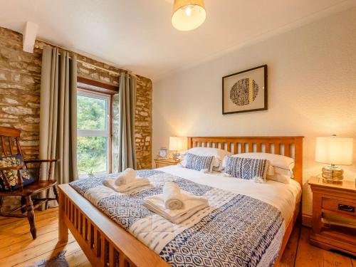 1 dormitorio con 1 cama con toallas en 3 Bed in Ferryside 88784, en Ferryside