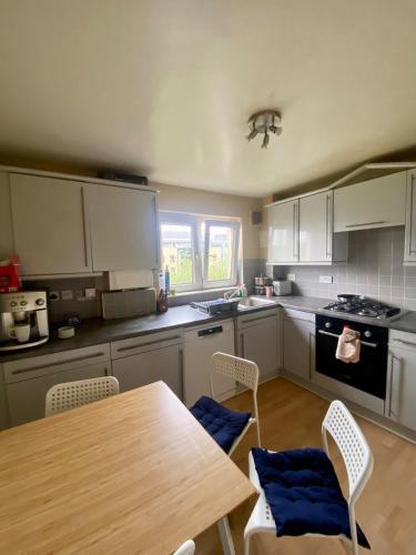A kitchen or kitchenette at cozy room in Edinburgh