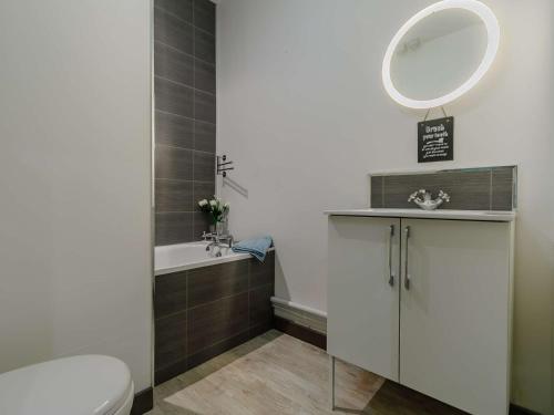 y baño con aseo, lavabo y espejo. en 3 Bed in Portreath 89492 en Camborne