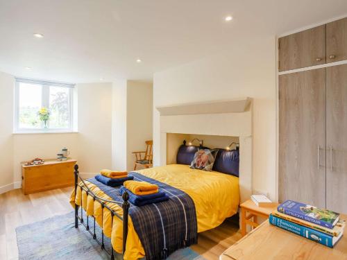 a bedroom with a bed with a yellow bedspread at 2 bed in Ilkley 89554 in Ilkley