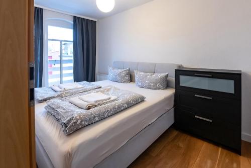 een slaapkamer met een bed, een dressoir en een televisie bij Apartment Dresden 2OG links in Dresden