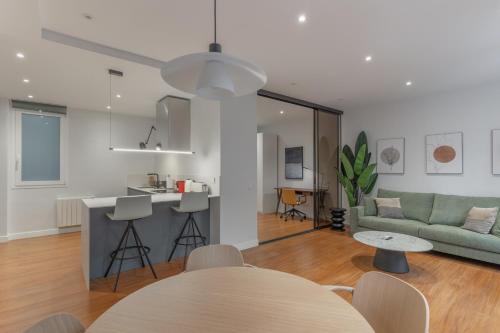 un soggiorno con divano e tavolo di Wide Stylish-1Bedroom 1Bathroom-Las Letras a Madrid