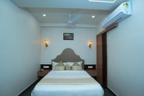 瓦拉納西的住宿－Anaya Retreat，一间卧室配有一张大床和吊扇