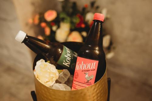 a basket with two bottles of beer and ice cream at Apartmány v Podzámčí v blízkosti zámku Blatná in Blatná