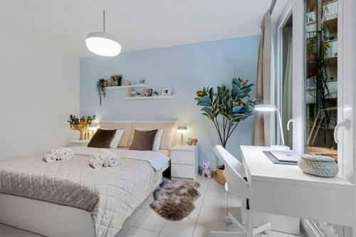 una camera da letto con un letto, una scrivania e un gatto sul pavimento di Boutique & DownTown & KingSize & 700Mbps & Workspace a Zurigo