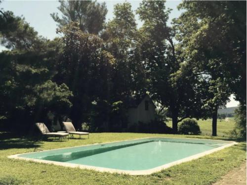 - une piscine au milieu d'une cour dans l'établissement Charming & Rustic Bloomingdale Cottage w/views, 
