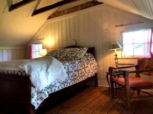 - une chambre avec un lit, une table et une chaise dans l'établissement Charming & Rustic Bloomingdale Cottage w/views, 