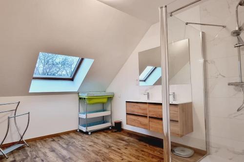 Łazienka na poddaszu z prysznicem i oknem dachowym w obiekcie *l'Oasis du Cœur de Ville*Spacieux et moderne w mieście Gravelines