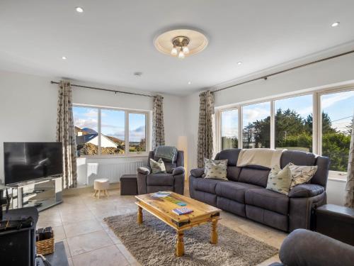 uma sala de estar com um sofá e uma televisão em Teach Eile, Clifden em Clifden