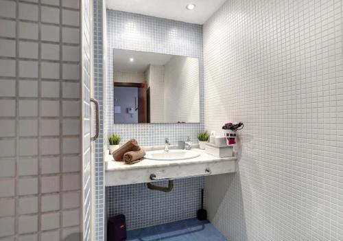 a bathroom with a sink and a mirror at LOVE ISLAND 77 in Palm-mar