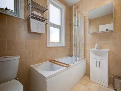 Ванна кімната в Pass the Keys Comfortable flat near Southend
