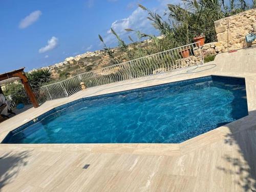 Bazén v ubytování Unique Farmhouse in the Heart of Gozo - Nadur nebo v jeho okolí