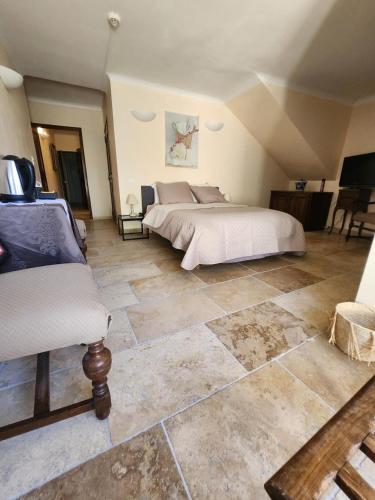 瓦朗索爾的住宿－LA FUSTE，一间带两张床的卧室,铺有瓷砖地板