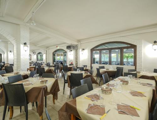 A restaurant or other place to eat at Villaggio Residence Bahja
