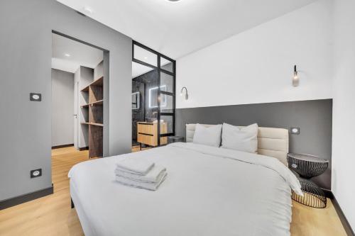 une chambre avec un grand lit blanc et une salle de bain dans l'établissement Élégance & Calme : Centre/Gare/Cité Gastronomie, à Dijon