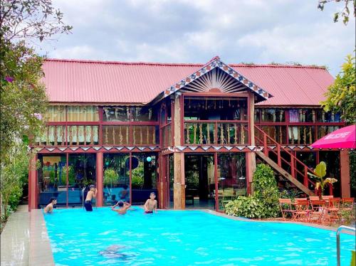 a group of people playing in the water in a pool at Homestay Làng Tôi - Pleiku - Gia Lai in Plei Brêng