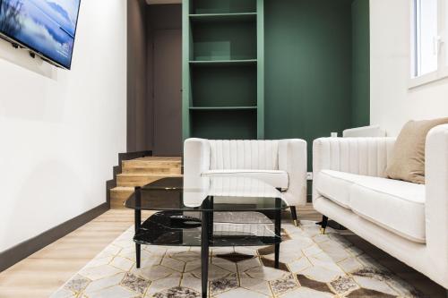 un salon avec deux canapés et une table basse dans l'établissement Élégance & Calme : Centre/Gare/Cité Gastronomie, à Dijon