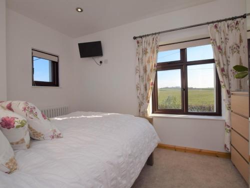1 dormitorio con cama y ventana en 1 bed in Taunton 49569 en Hatch Beauchamp