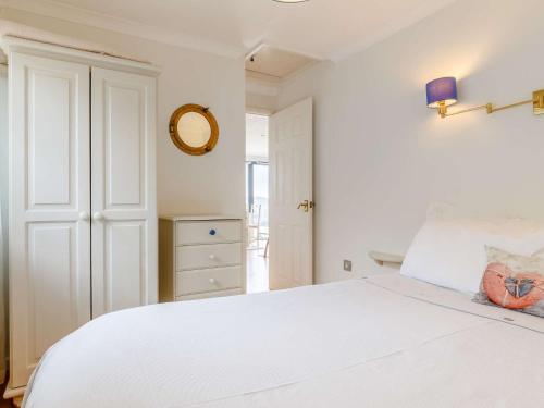 Ένα ή περισσότερα κρεβάτια σε δωμάτιο στο 2 Bed in Mullion Cove 52468