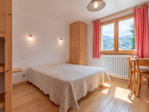 une chambre avec un lit et une grande fenêtre dans l'établissement Appartement cosy 4 pers, 1 ch, proche télécabines et centre, balcon exposé sud, parking, wifi - FR-1-453-59, à Megève