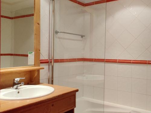 La salle de bains est pourvue d'un lavabo et d'une douche en verre. dans l'établissement Appartement Uvernet-Fours, 3 pièces, 8 personnes - FR-1-504-7, à Uvernet