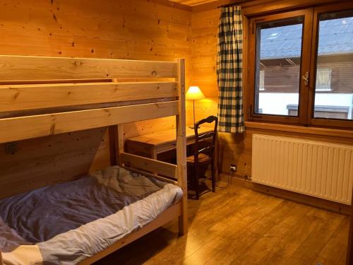 une chambre avec un lit superposé et un bureau dans l'établissement Charmant appart T3 pour 4 pers, proche pistes, centre et sports - Balcon Sud/Est, animaux OK - FR-1-453-80, à Megève