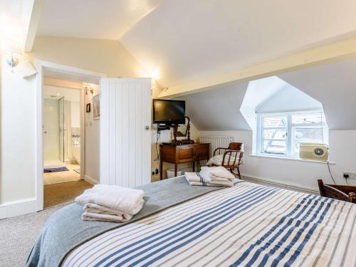 sypialnia z dużym łóżkiem i biurkiem w obiekcie 1 Bed in Presteigne 53667 w mieście Presteigne