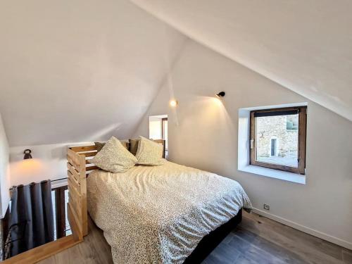 a bedroom with a bed and a window at Studio Duplex Calme-Parking-Wifi in Comps-la-Grand-Ville
