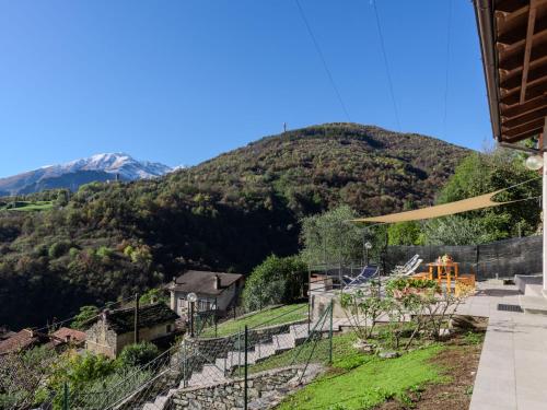 Cette maison offre une vue sur la montagne. dans l'établissement Holiday Home Ca' Ermy by Interhome, à Consiglio di Rumo