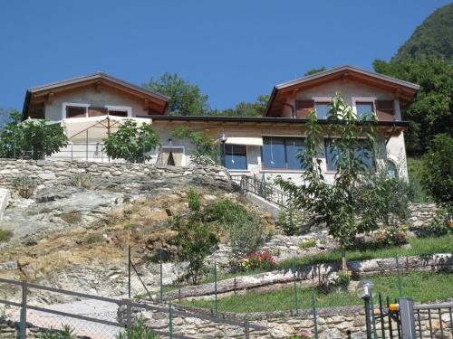 une maison au sommet d'une colline rocheuse dans l'établissement Holiday Home Ca' Ermy by Interhome, à Consiglio di Rumo