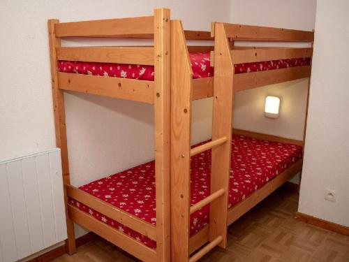 - deux lits superposés dans une chambre dans l'établissement Studio Puy-Saint-Vincent, 1 pièce, 4 personnes - FR-1-504-228, à Puy-Saint-Vincent