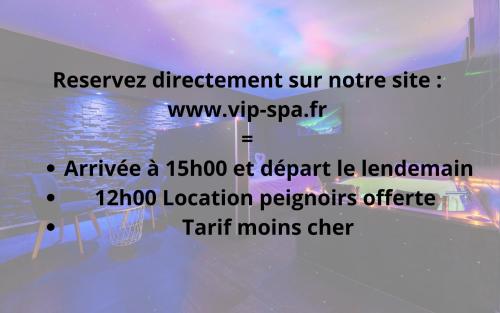 une photo d'une chambre avec eau et table dans l'établissement Suite Boréale 50m2 spa privatif., à Nancy