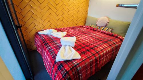 ein Zimmer mit einem Bett mit Handtüchern darauf in der Unterkunft Carpe Diem (Tina) in Şarköy