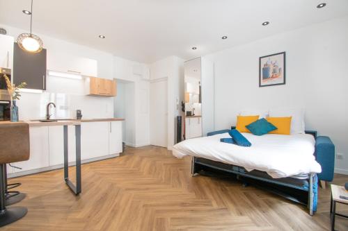a bedroom with a bed and a wooden floor at L'Appartement des Ducs avec Baignoire Double in Nantes