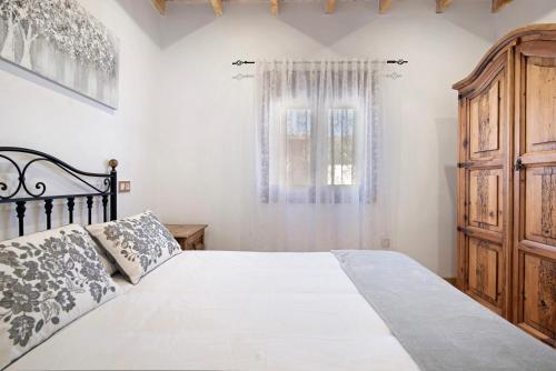 a bedroom with a large bed and a window at La Tirajanera 1 in Vega de San Mateo