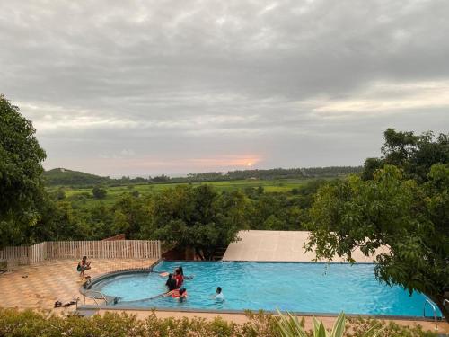 un grupo de personas jugando en una piscina en Grand Ambience Resort, en Diveagar