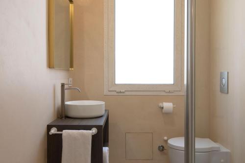 Bilik mandi di Aura Residence