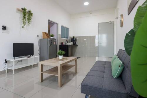 un soggiorno con divano e tavolo di Amber Cove 2BR WIFI Kitchen New Unit 2 Bathroom a Malacca