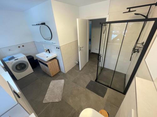 a bathroom with a shower and a toilet and a sink at Monteurwohnung Villa Waffi in Bippen