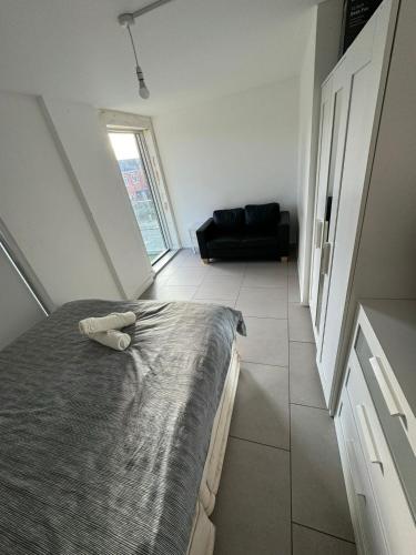 Μια τηλεόραση ή/και κέντρο ψυχαγωγίας στο Two bed in Clapham