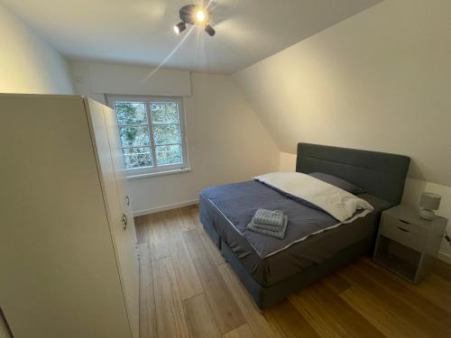 1 dormitorio con 1 cama y ventilador de techo en Monteurwohnung Villa Waffi en Bippen