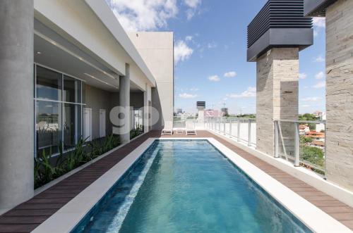 una piscina en el balcón de un edificio en Perfect Retreat In Asuncion's Best Neighborhood, en Asunción