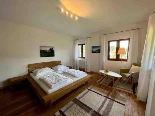 een slaapkamer met een bed en een woonkamer bij Kärntner Bauernhaus in Panoramalage in Laas